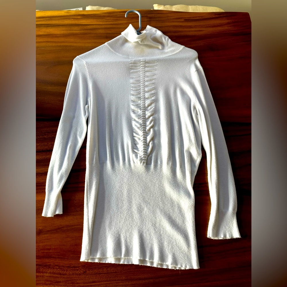 Off-white turtleneck sweater - worn only once. An amazing condition!